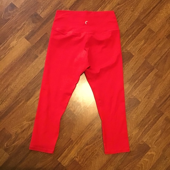 Zyia Red Ascend Hi - Rise Capris - Picture 2 of 2